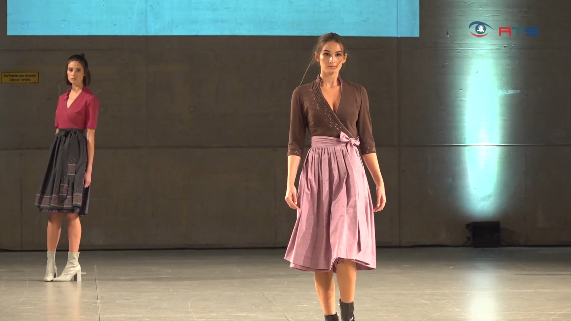 junge-moderschoepfer-praesentierten-ihre-textil-kreationen-bei-einem-catwalk-in-der-bauakademie
