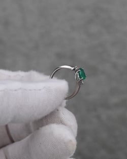 Vidéo: Bague Or Blanc Emeraude et diamants 1.58grs