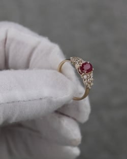 Vidéo: Bague Or Jaune Rubis et diamants 2.934grs