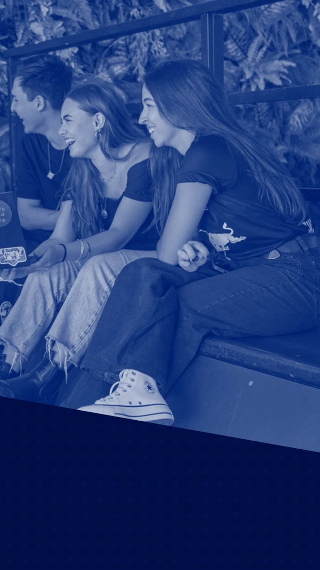 Miniatura ou frame de um vídeo da Red Bull para o programa de estágio, indicando conteúdo dinâmico e inspirador.