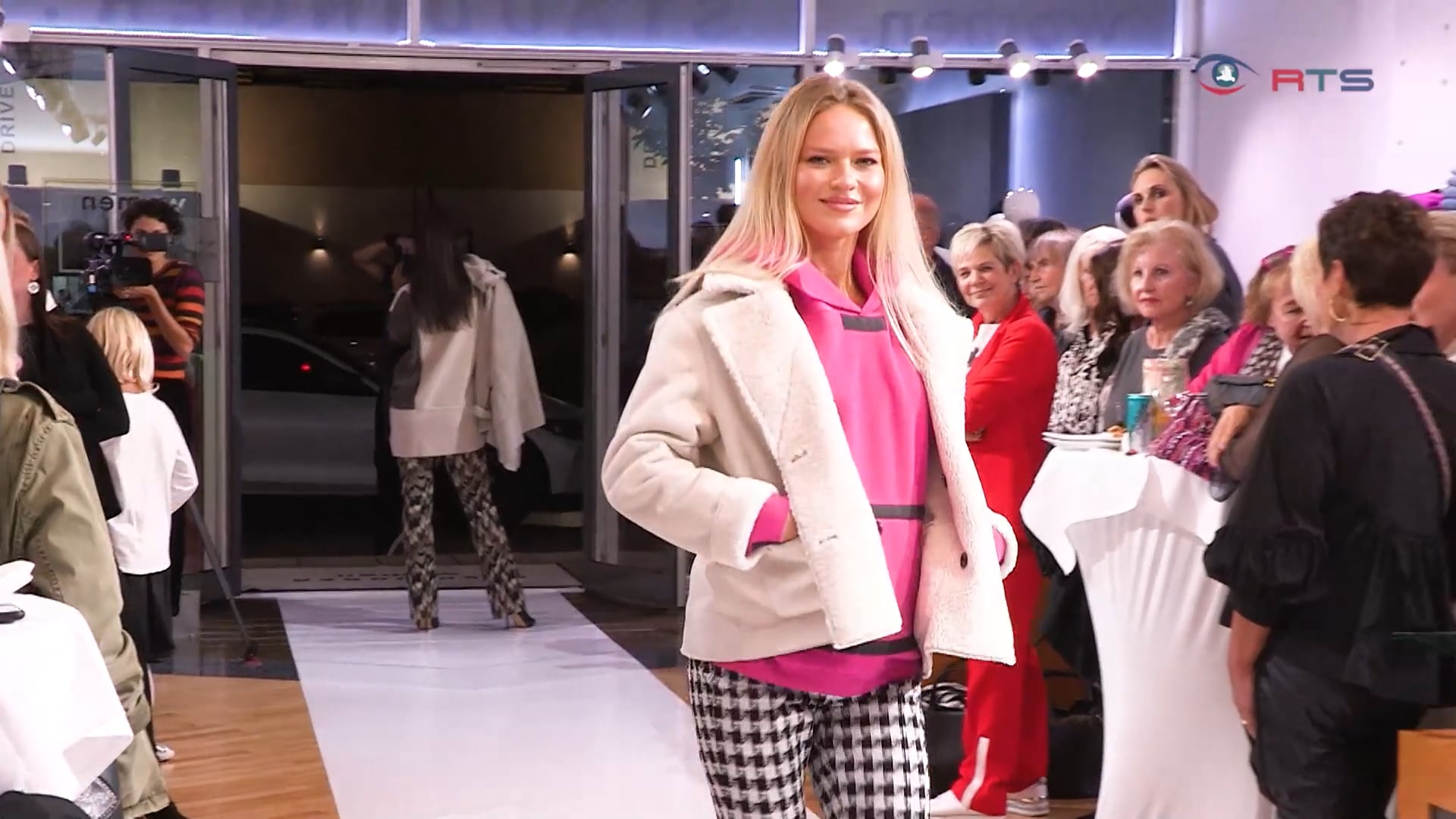 strick-karo-knallfarben-modemeile-staudinger-verraet-die-trends-fuer-herbst-und-winter