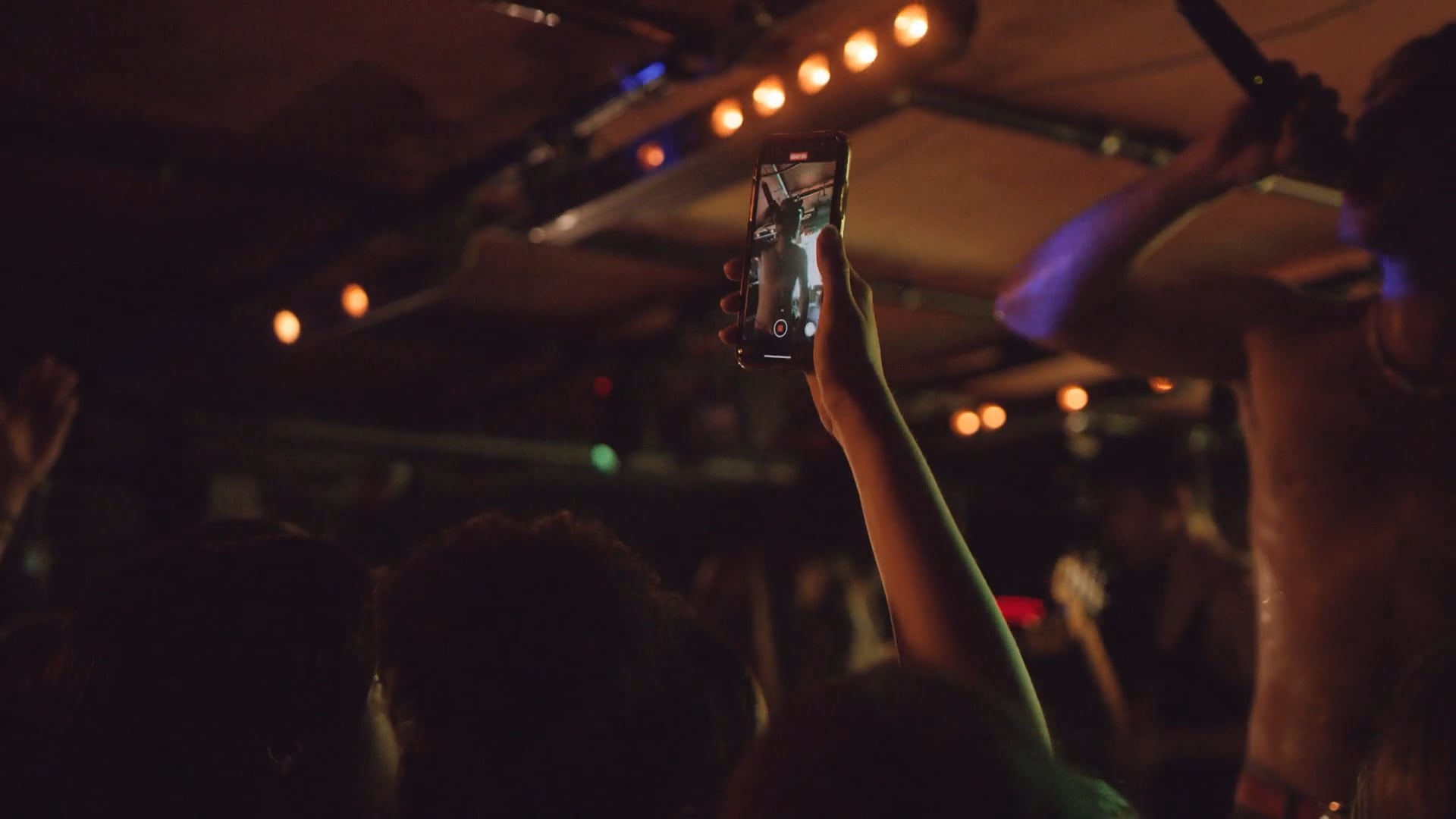 RED BVLL W∆LK ØN ST∆GE - BIBIZ∆