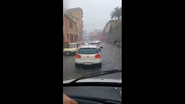 Maltempo, forte pioggia a Genova: città sott'acqua, allagamenti