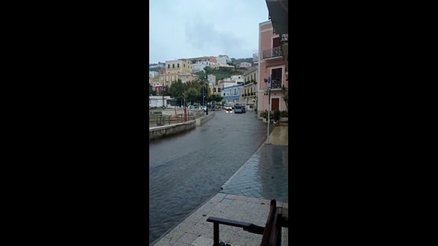 Maltempo, piogge torrenziali a Ponza: allagamenti sull'isola