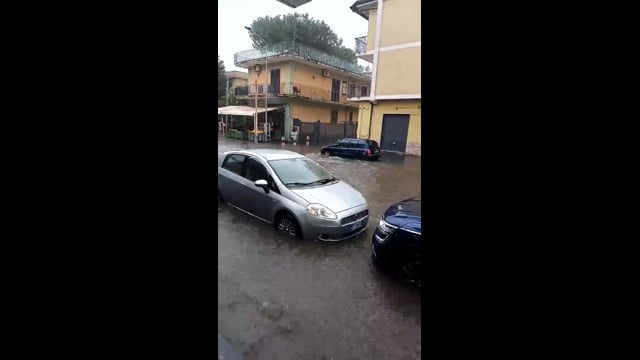Maltempo, strade invase dall'acqua a Giugliano di Napoli