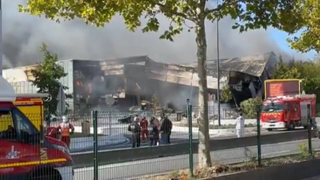 Incendio distrugge il magazzino di un grande mercato ortofrutticolo a Parigi