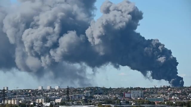 L'enorme nube dell'incendio a Parigi