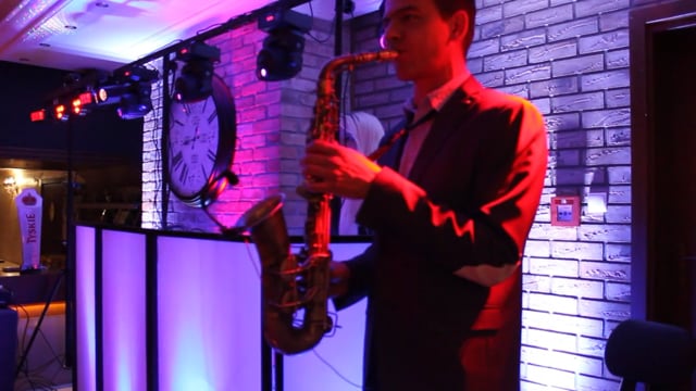 Saksofonista Aleksander grający do DJ'a
