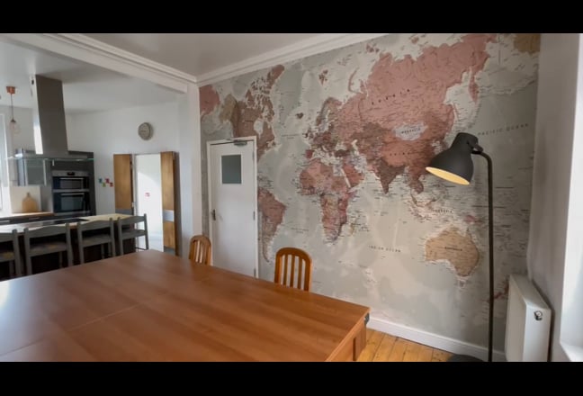 Bright and Spacious Double Room In Town Centre Main Photo