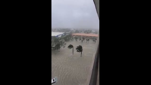 Fort Myers Beach è sott'acqua per l'uragano Ian