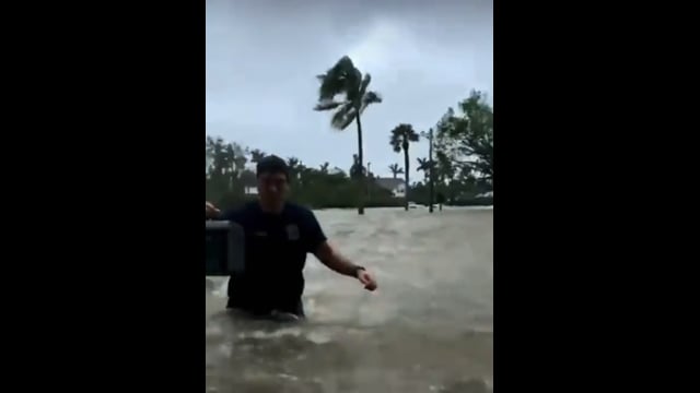 Uragano Ian, Florida sott'acqua: caserma dei vigili del fuoco di Naples allagata