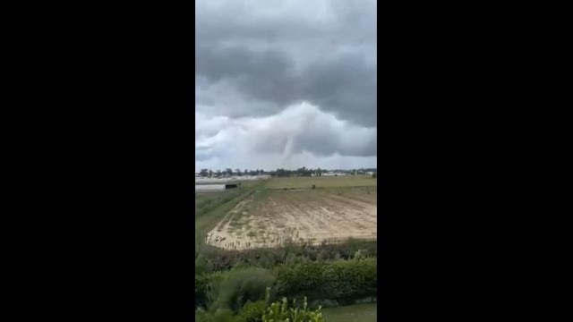 Maltempo, grosso tornado lungo l'Appia nella piana pontina