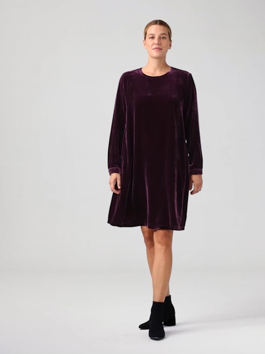 Midsize fall holiday style. Loving this velvet dress styled with shapi