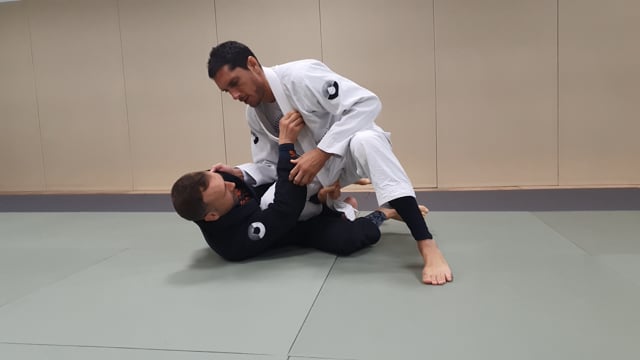 Passage d'une demi garde lapel suite à une attaque en knee slide