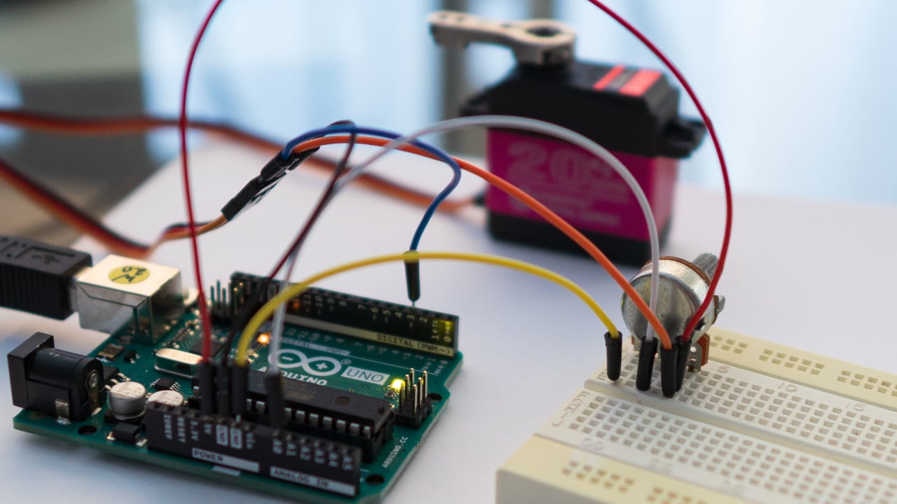 Control servomotor cu un potențiometru