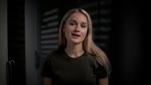 Suratdagi qizlarni sorib oling