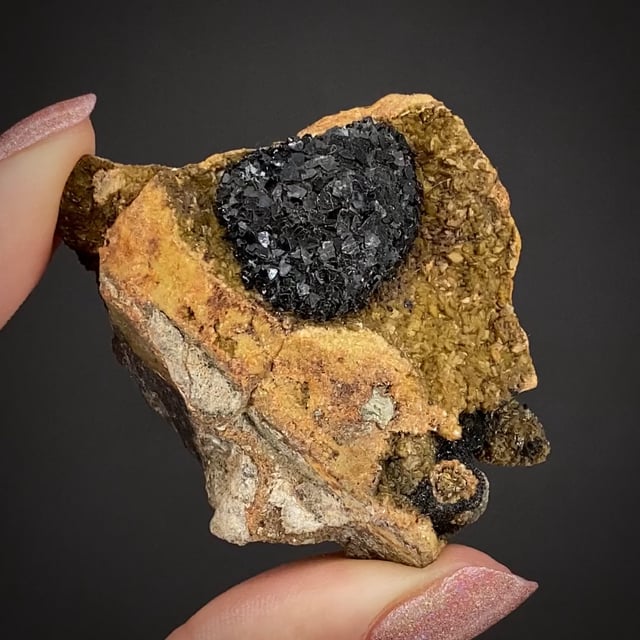 13 Black Rocks and Minerals with Breathtaking Pictures! (The Dark