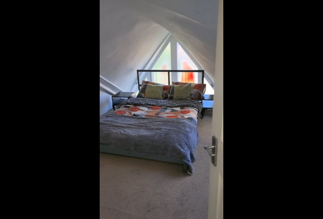 Lovely double bedroom with BATHROOM available now Main Photo