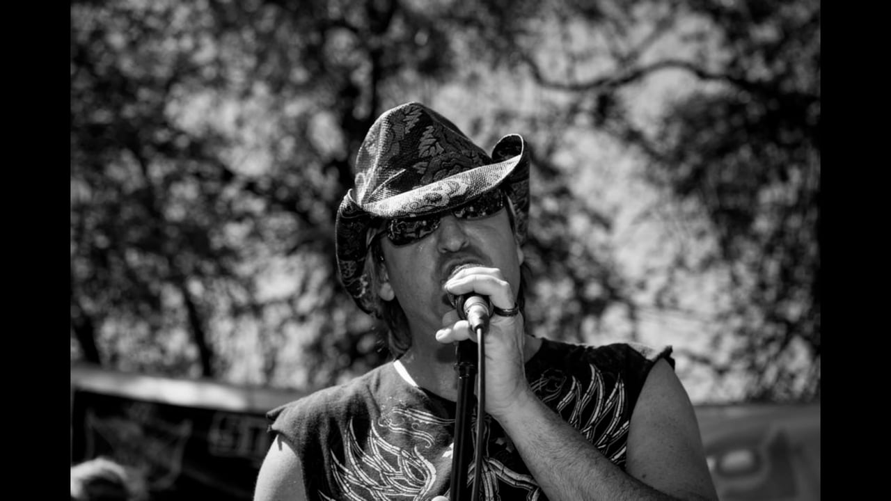Johnny D singing live