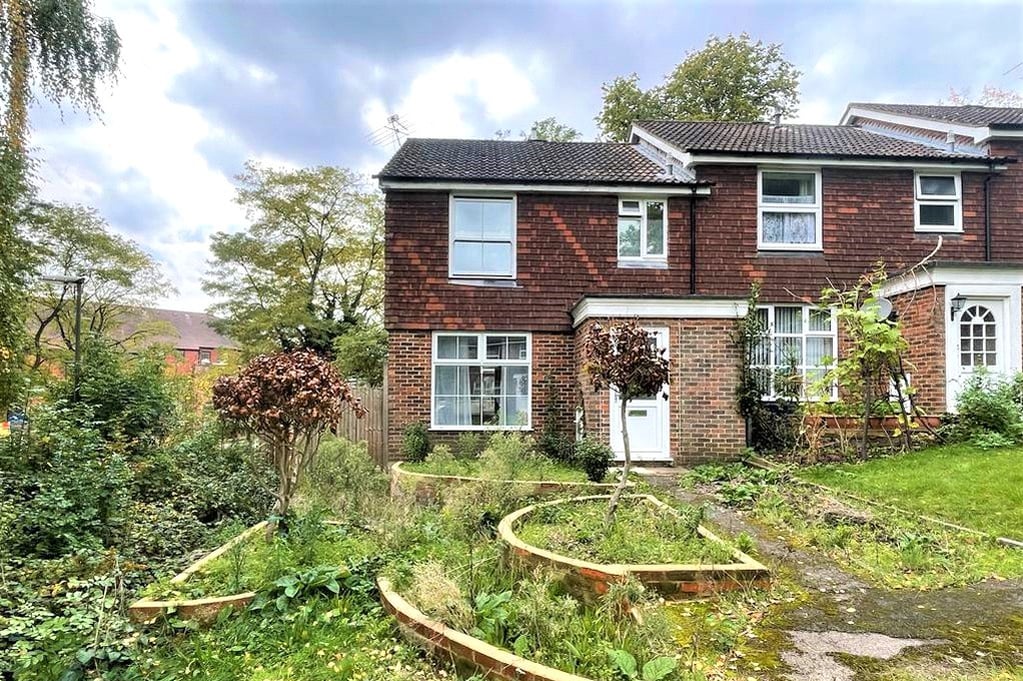 Valroy Close, Camberley, Surrey, GU15 3TL on Vimeo