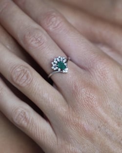 Vidéo: Bague Or Blanc Emeraude et diamants 3.6grs