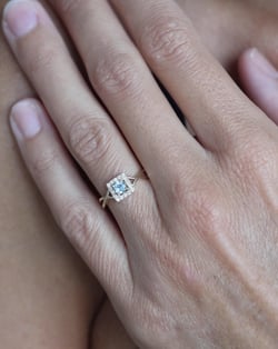 Vidéo: Bague Or Jaune Aigue-Marine et diamants 2.154grs
