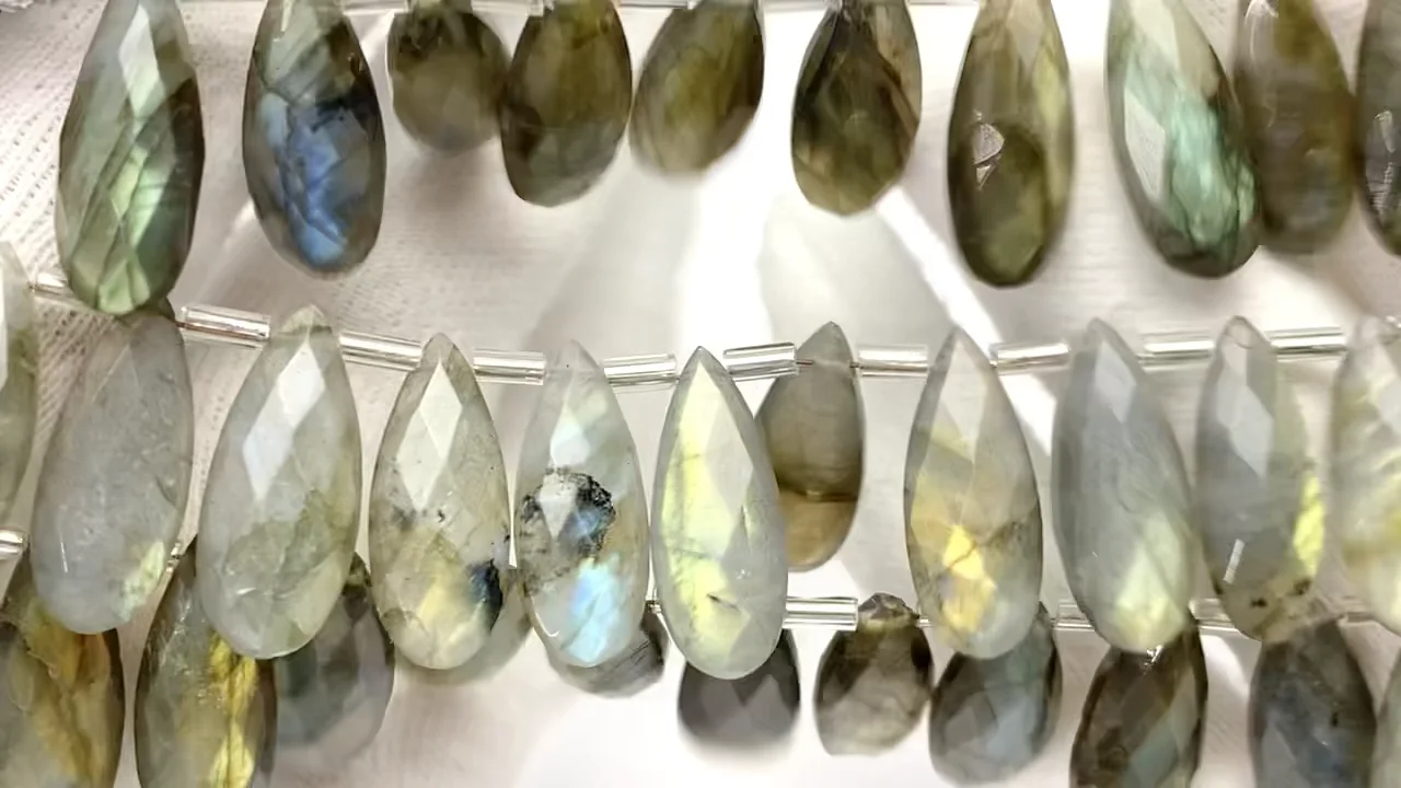 動画】ラブラドライトAA++ 縦長ペアシェイプ ブリオレットカット20×8mm