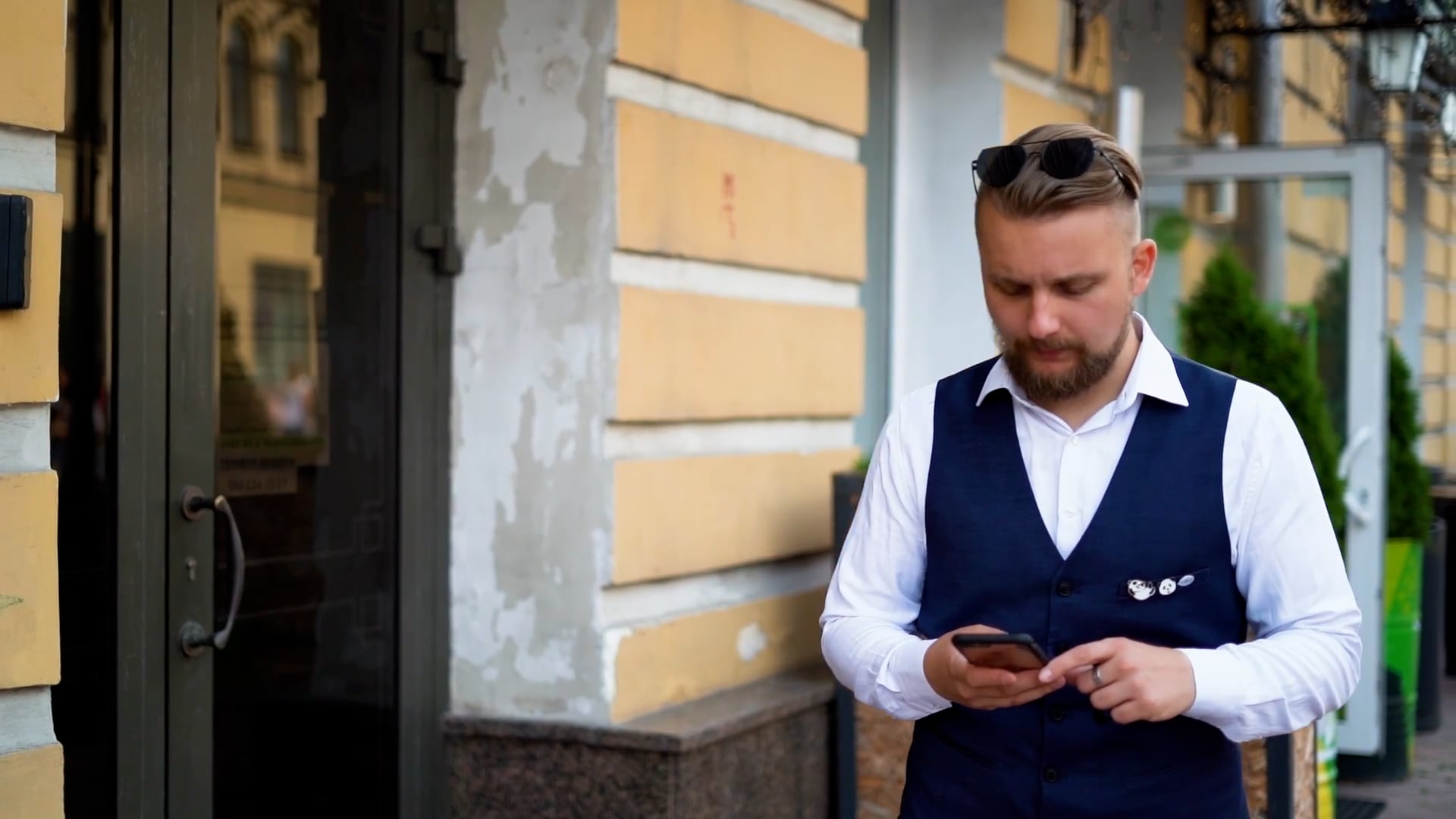 Walking and texting on Vimeo