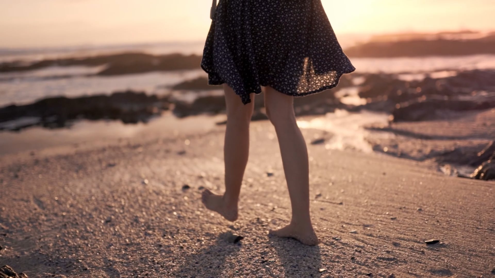 Гуляем по пляжу встают волны. Walking in the sand. Ноги в песке. Walking in the sand. Beach walking.