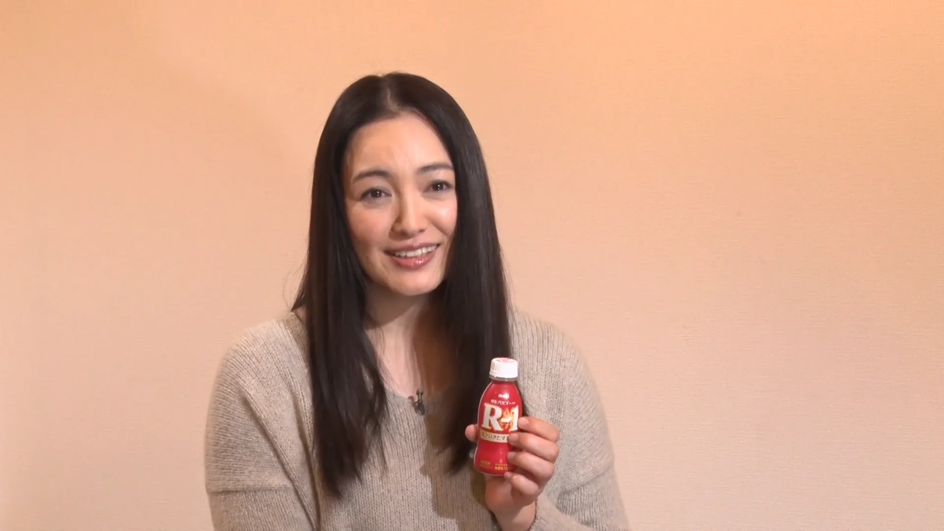 明治「R-1」新CMに仲間由紀恵が初出演｜酪農乳業速報