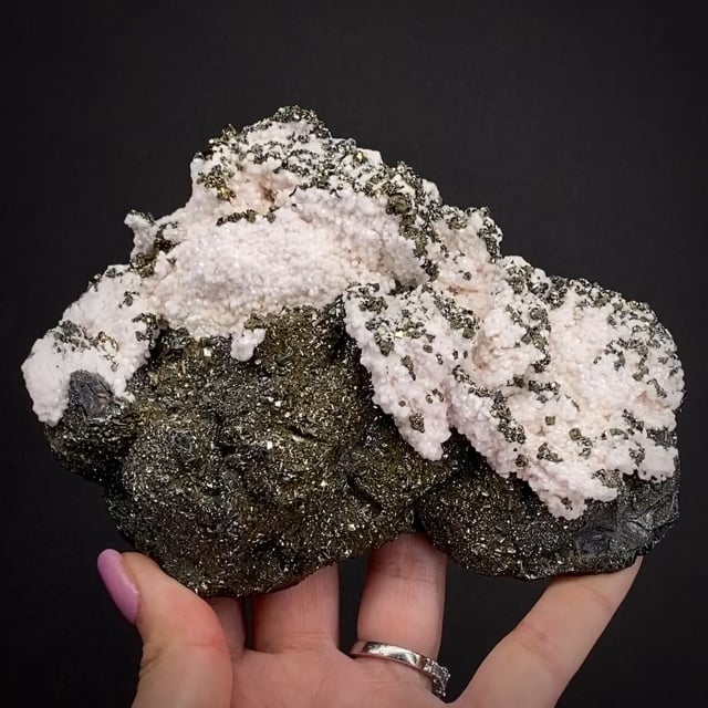 Manganoan Calcite on Tennantite and Sphalerite, with Pyrite
