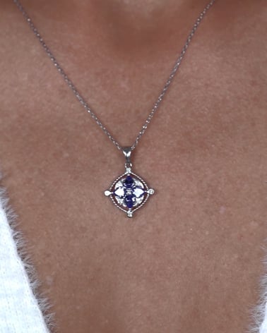 Vidéo: Collier Pendentif Or Blanc Médaillon Saphir et Diamants Chaine Or incluse 2.2grs