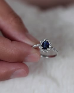 Vidéo: Bague Or Blanc Saphir et diamants 2.92grs