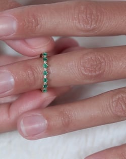 Vidéo: Bague Or Jaune Emeraude et diamants 1.7grs