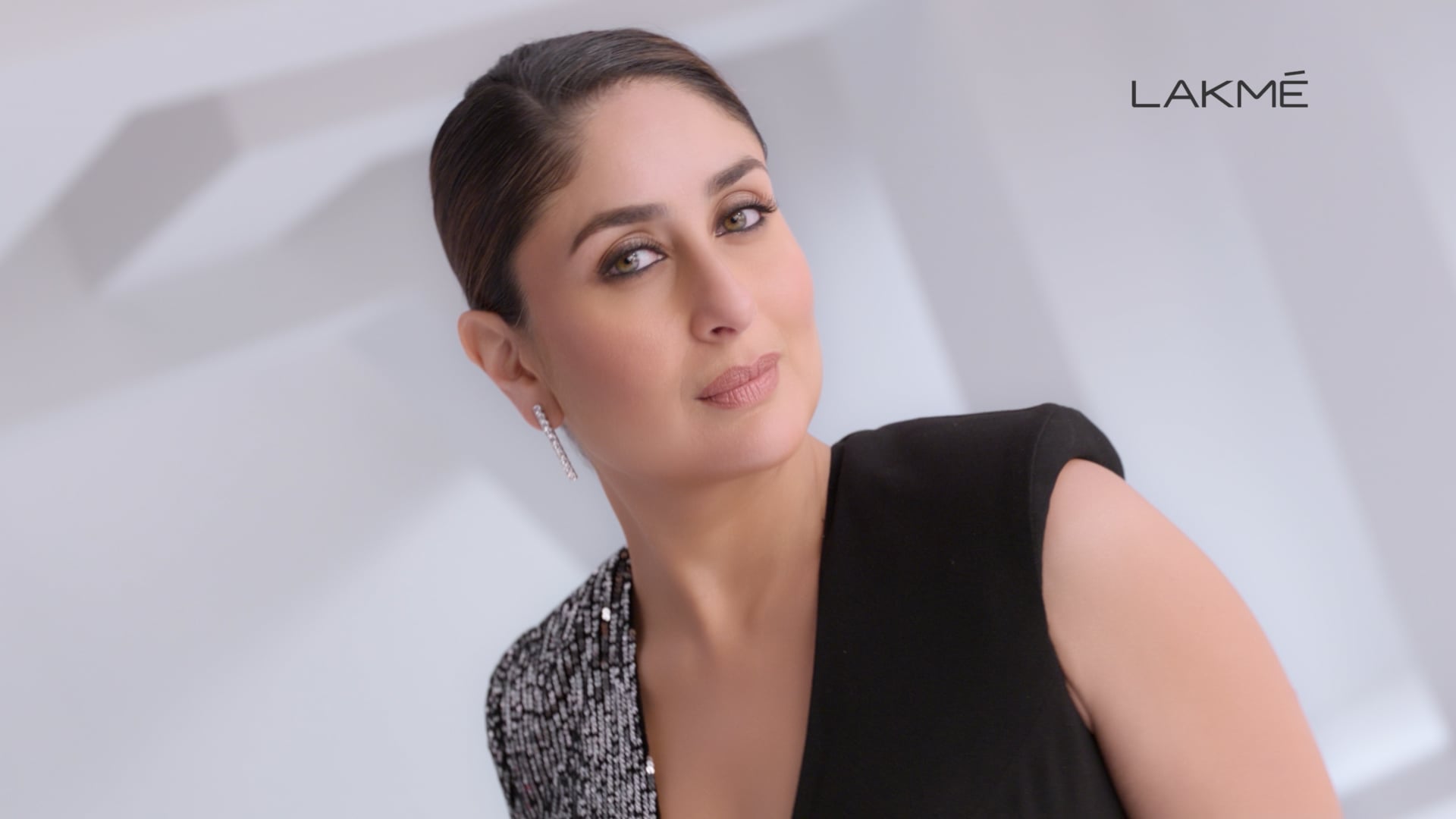 Lakme Skin Dew Serum Foundation Feat. Kareena Kapoor