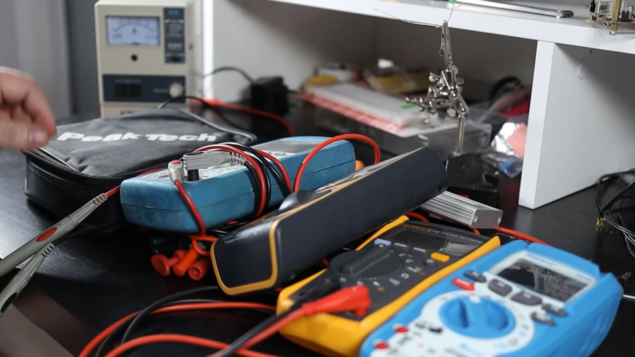 Laboratorul electronistului -  Aparatul de măsură și tester de componente