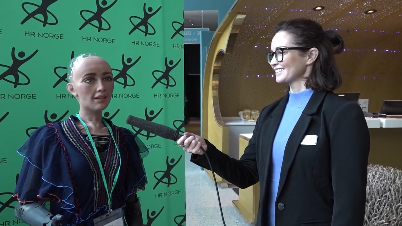 Maren Gilje Sekse intervjuer roboten Sophia