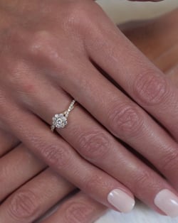 Video: Gold Diamonds Ring 2.02grs