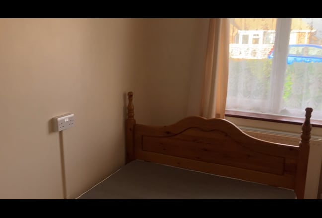 Quiet double room with en-suite, lounge, garden. Main Photo