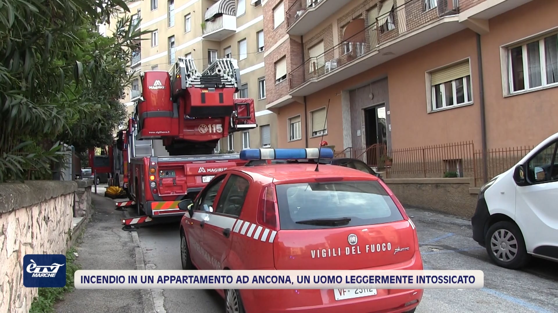 Incendio in un appartamento ad Ancona. Un uomo intossicato - VIDEO