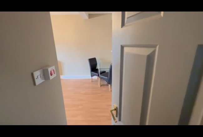 Self-contained one bedroom flat in Kensington Main Photo