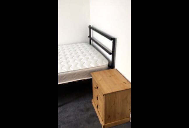 Lovely bright room. For the professional tenant. Main Photo