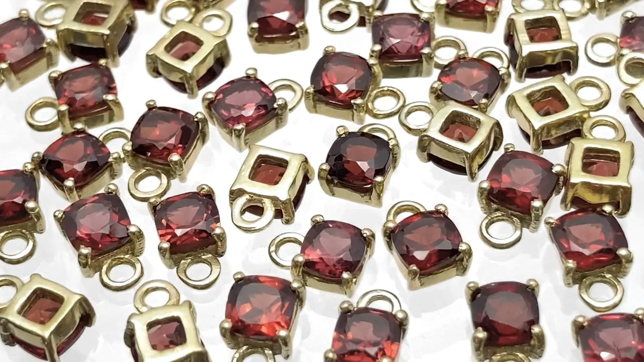 モザンビークガーネット 枠留めスクエアファセットカット4×4mm 18KGP 2