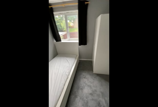 Single furnished Room in 4 bed house Main Photo