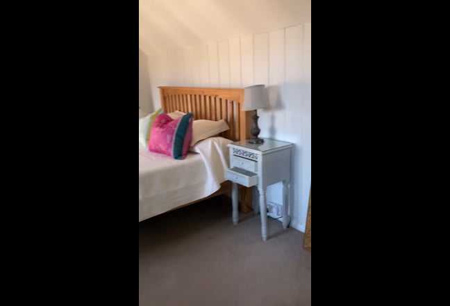 Quiet large double en-suite room . Main Photo