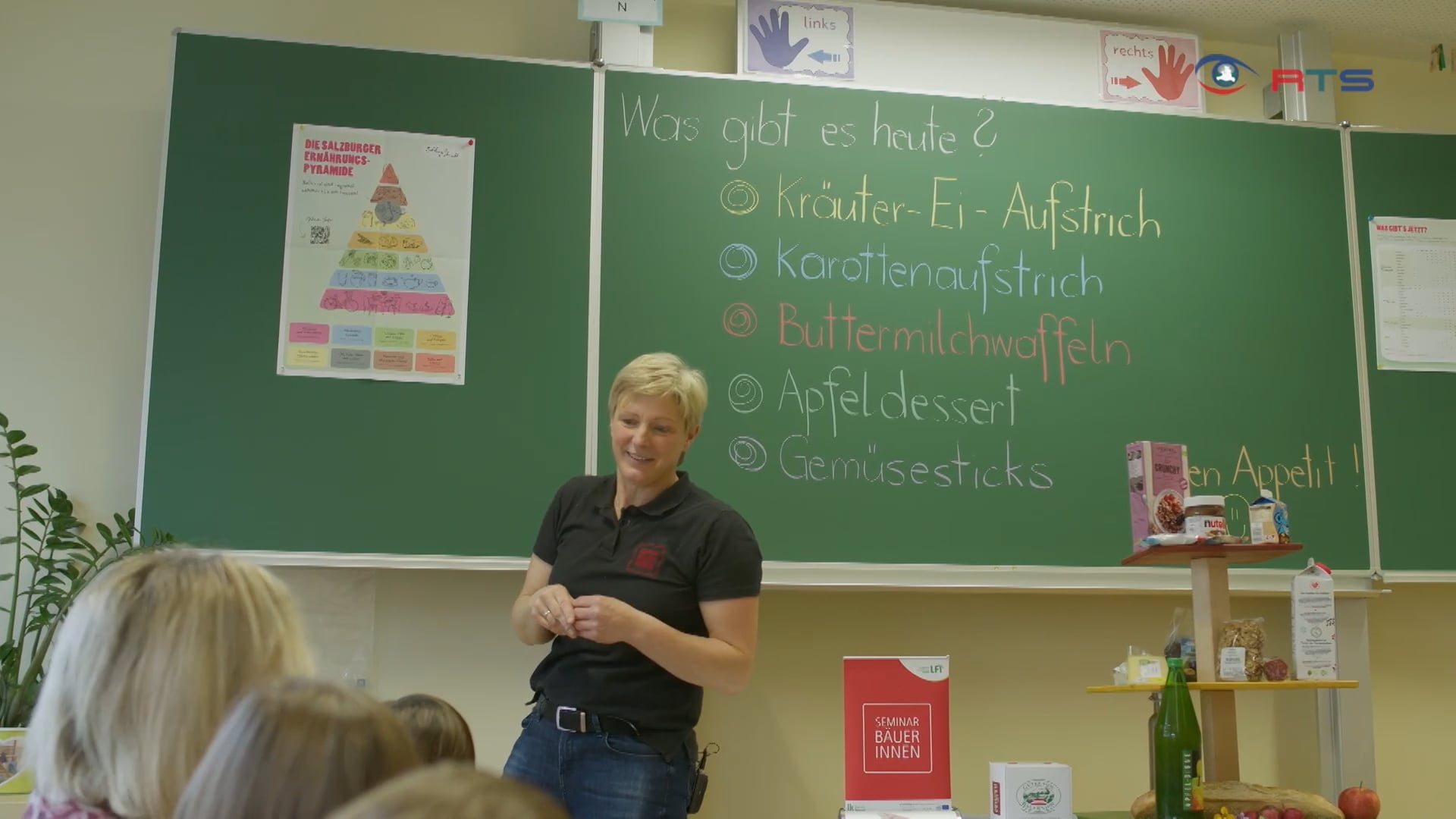die-salzburger-ernaehrungspyramide-wird-in-der-volksschule-lend-vermittelt
