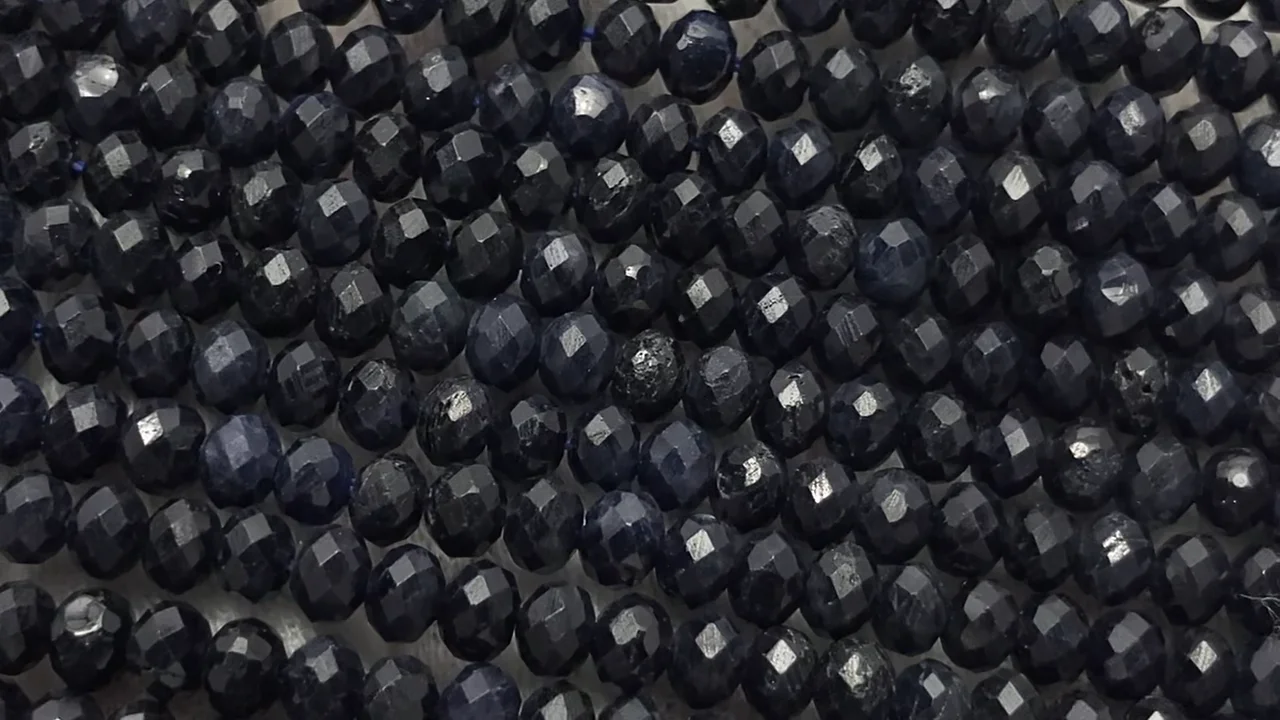 動画】【素晴らしい輝き】ブラックサファイアAA++ ボタンカット4×4×3mm