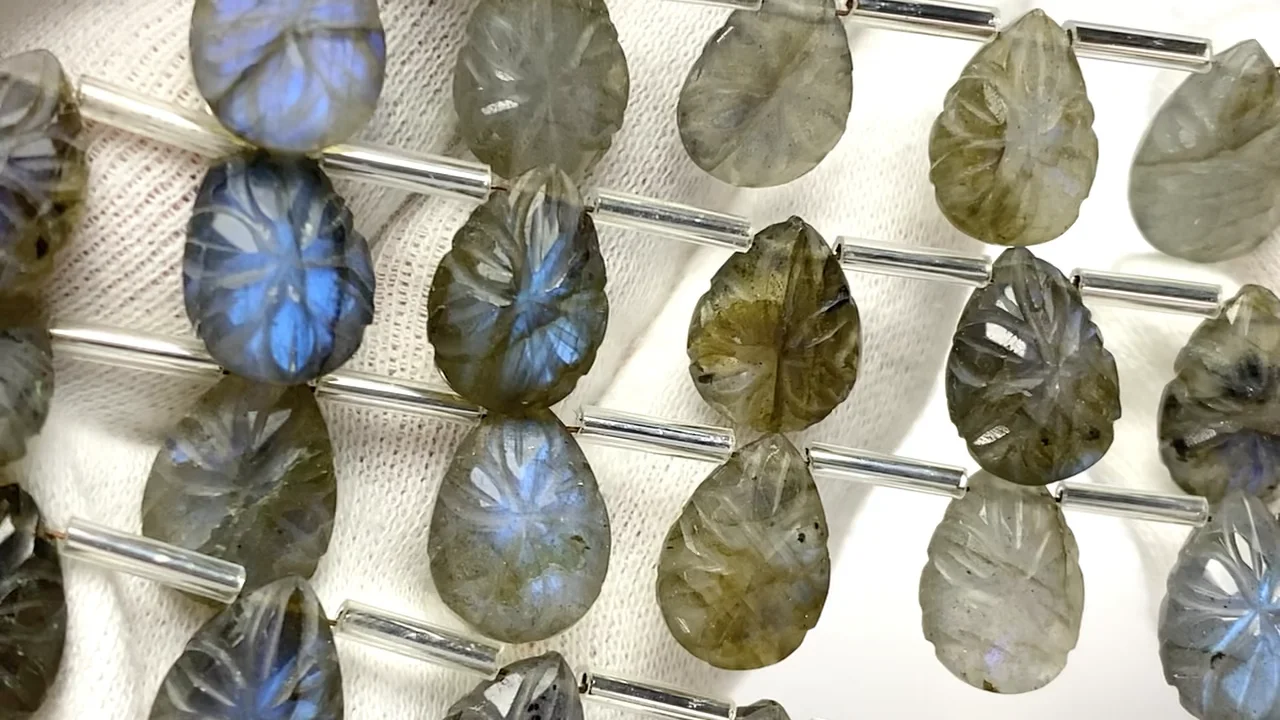 動画】ブルーラブラドライトAA++ 彫刻入りペアシェイプ14×10mm 1