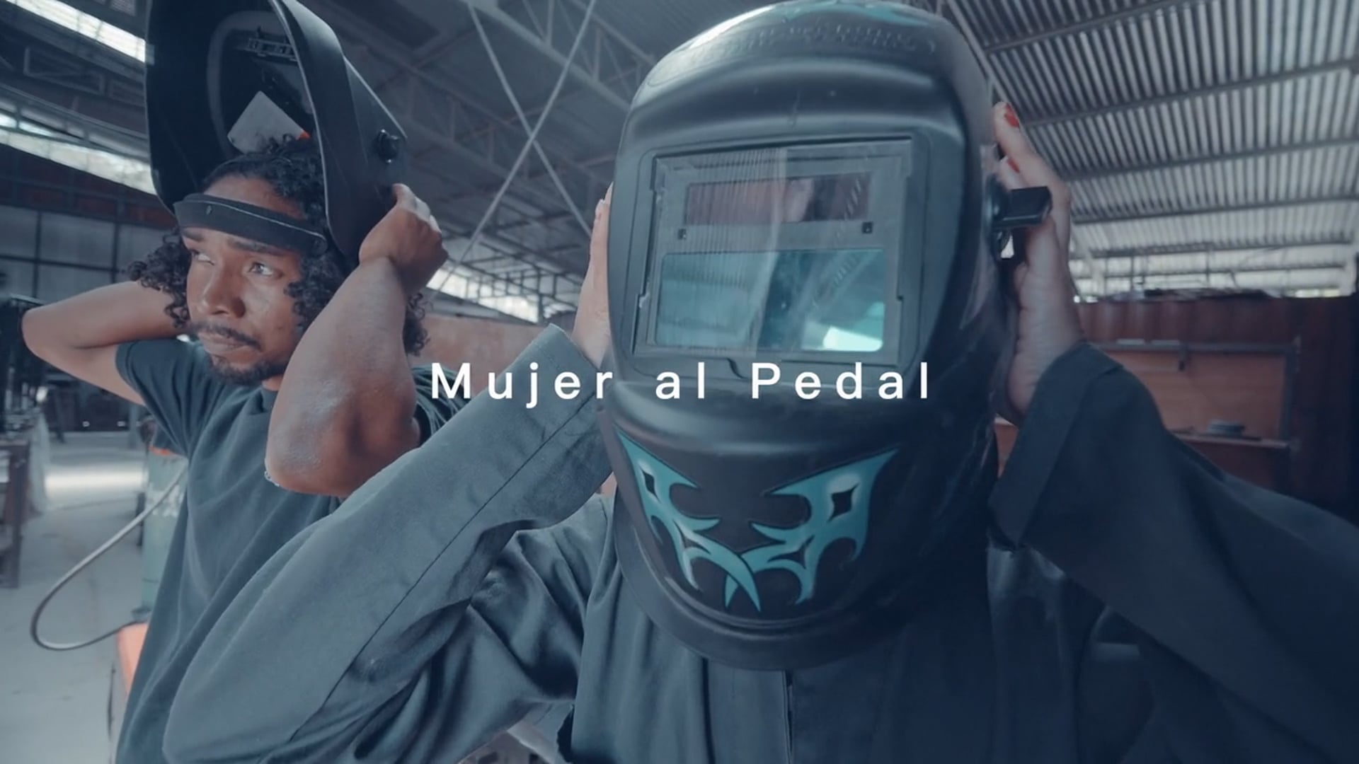 Mujer al Pedal