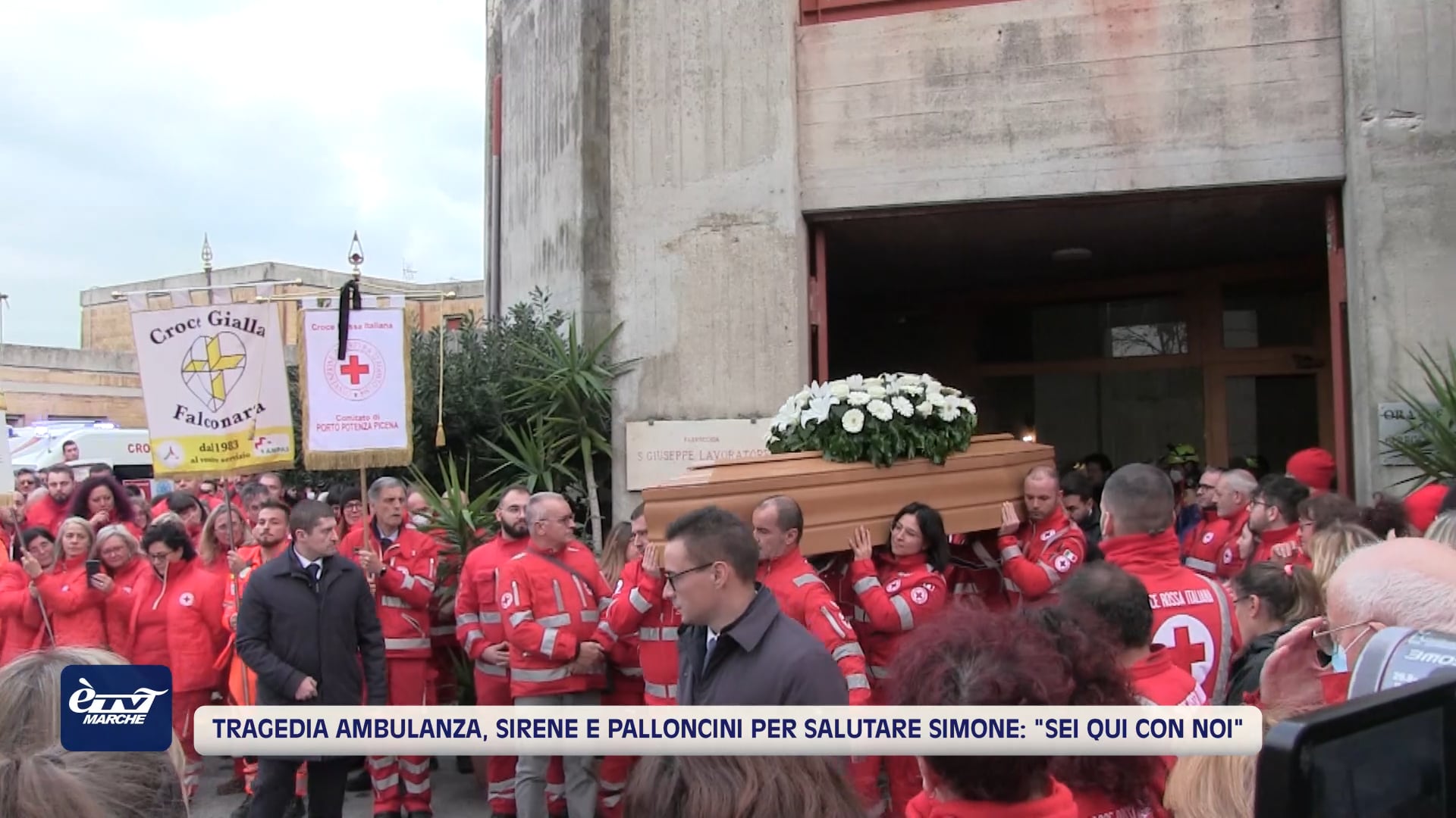 Tragedia dell'ambulanza, sirene e palloncini al funerale di Simone - VIDEO
